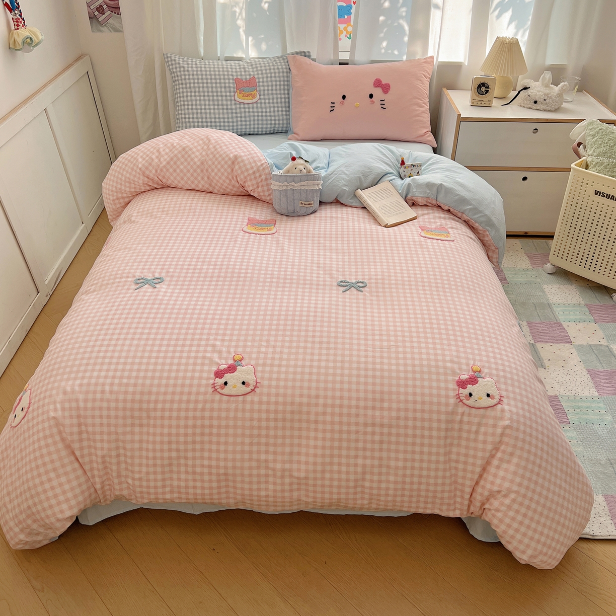 91家纺网 家纺一手货源 找家纺 （总）顾里家纺 2025新款格子奶系蛋糕猫云朵棉毛巾绣套件