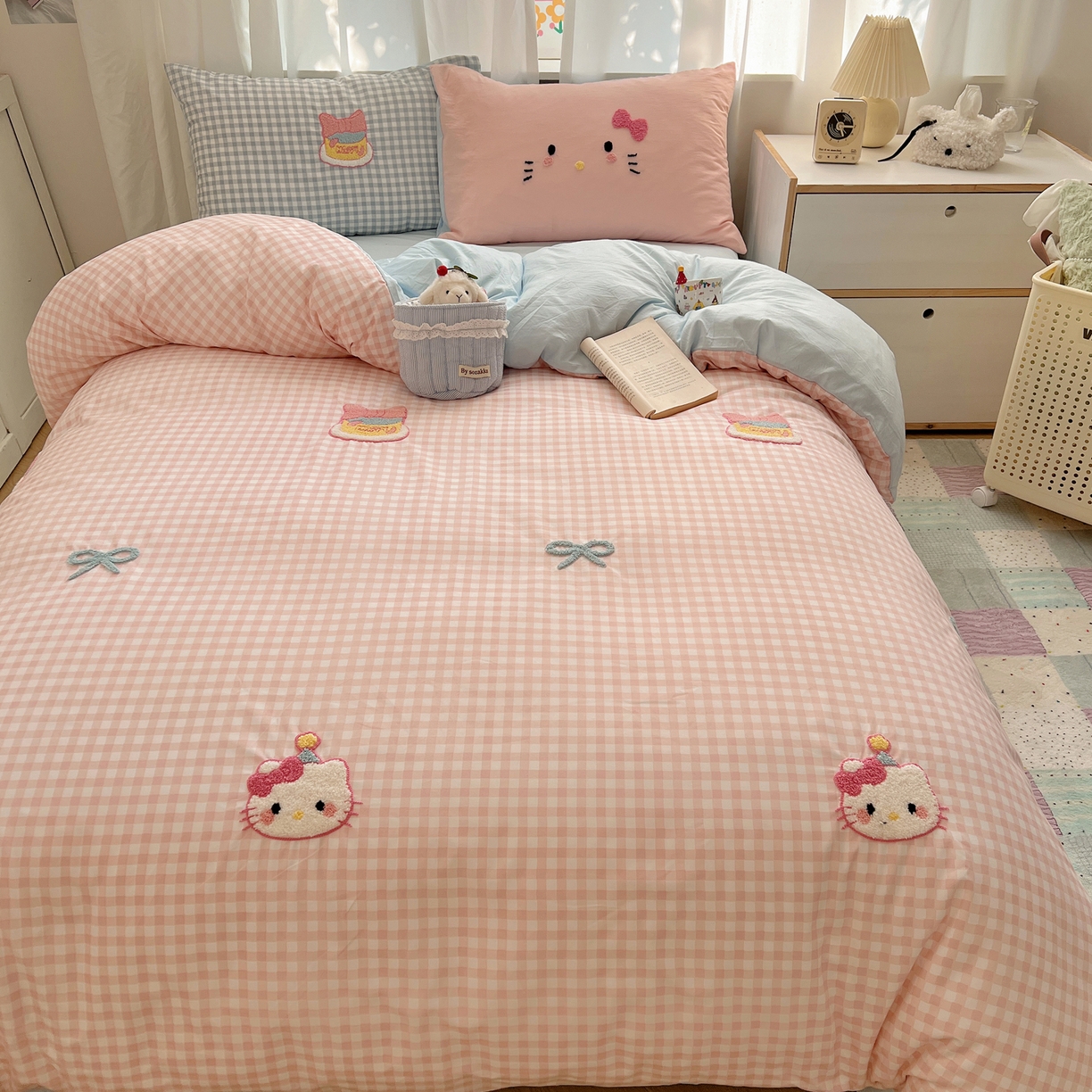 91家纺网 家纺一手货源 找家纺 （总）顾里家纺 2025新款格子奶系蛋糕猫云朵棉毛巾绣套件