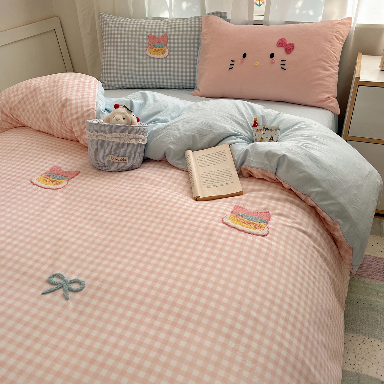 91家纺网 家纺一手货源 找家纺 （总）顾里家纺 2025新款格子奶系蛋糕猫云朵棉毛巾绣套件