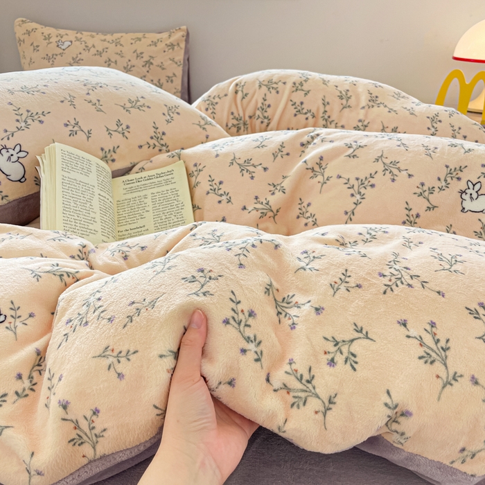 91家纺网 家纺一手货源 找家纺 玉海棠家纺 2025新款A类加厚牛奶绒印花四件套 枝枝兔