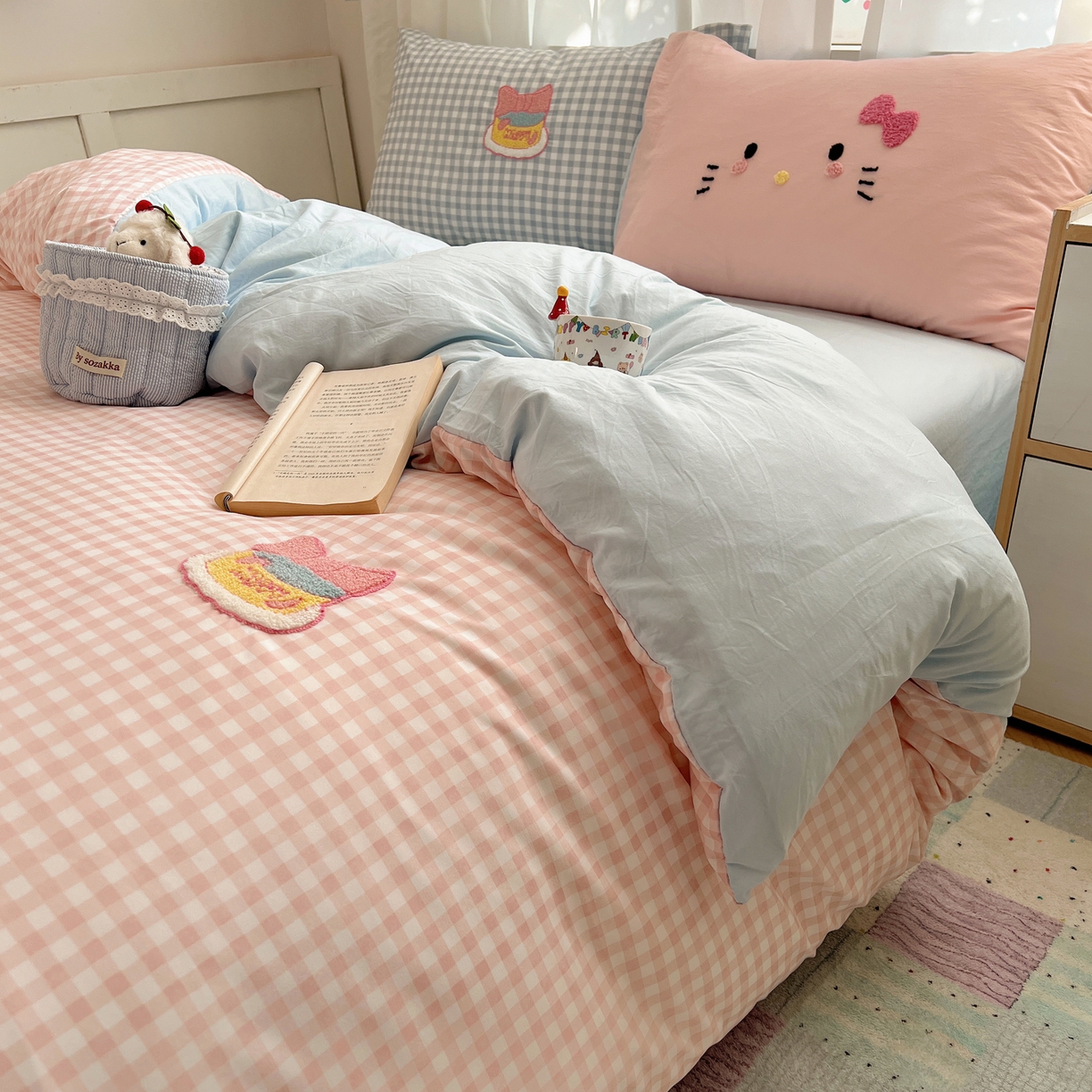 91家纺网 家纺一手货源 找家纺 （总）顾里家纺 2025新款格子奶系蛋糕猫云朵棉毛巾绣套件