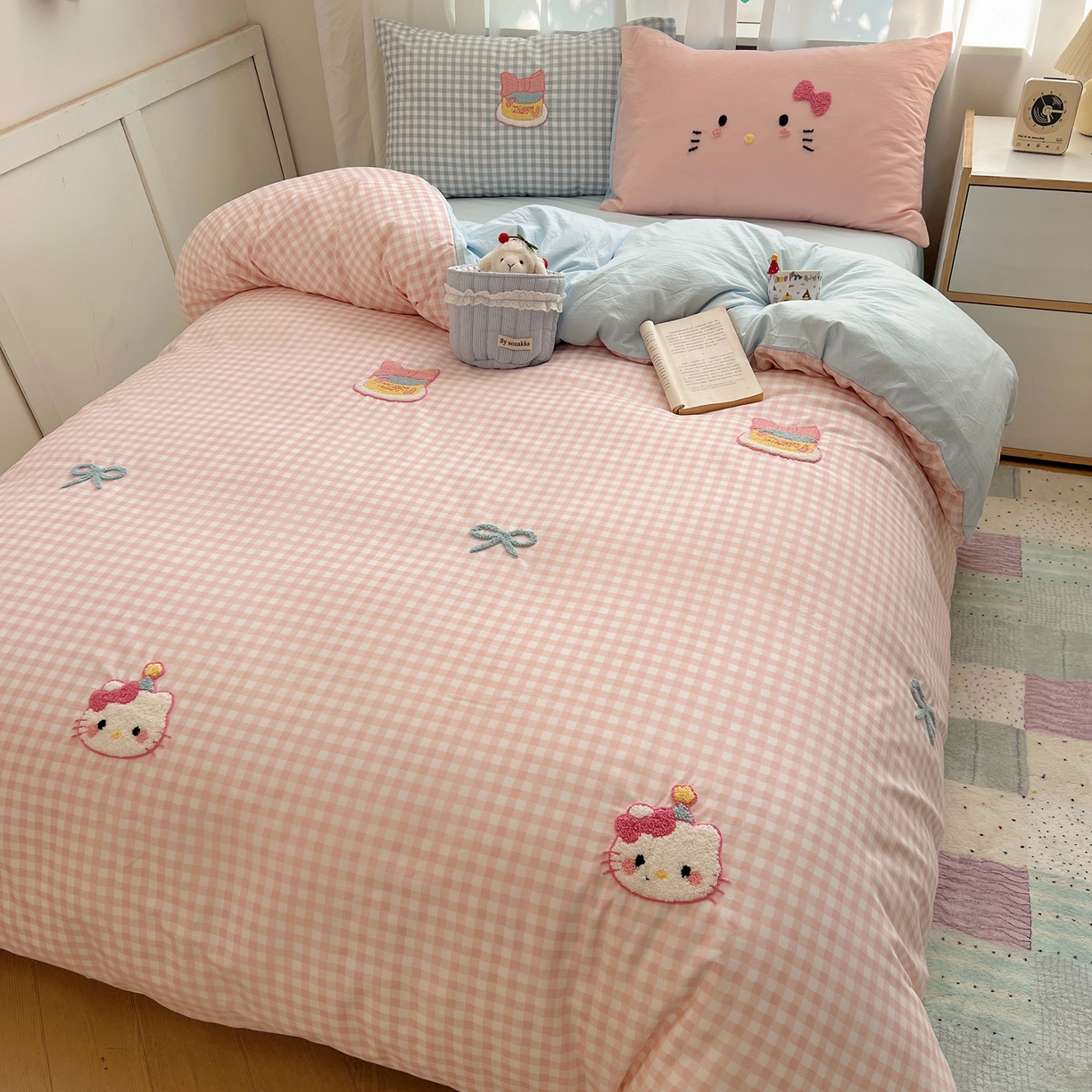 91家纺网 家纺一手货源 找家纺 （总）顾里家纺 2025新款格子奶系蛋糕猫云朵棉毛巾绣套件