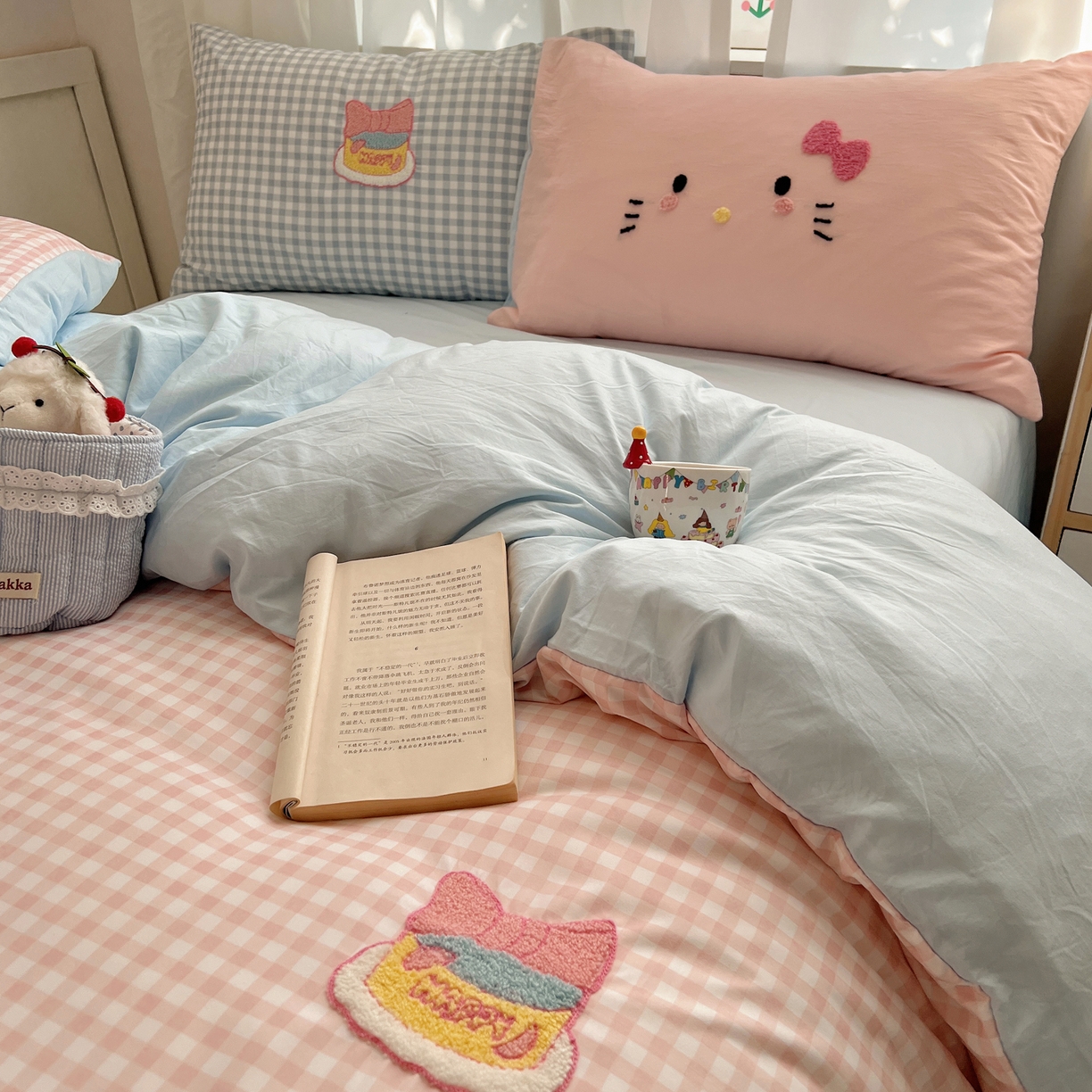 91家纺网 家纺一手货源 找家纺 （总）顾里家纺 2025新款格子奶系蛋糕猫云朵棉毛巾绣套件