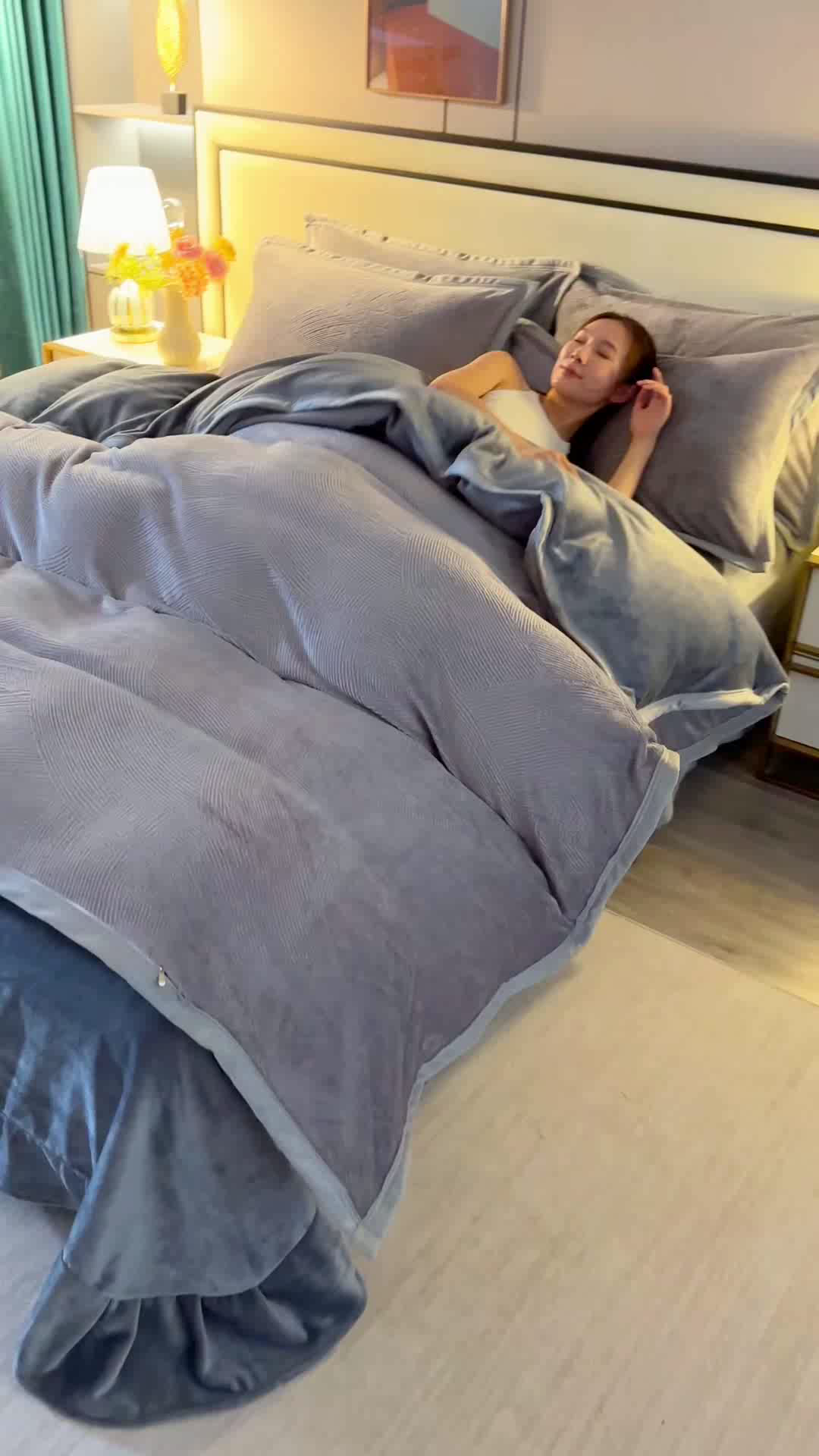 91家纺网 家纺一手货源 找家纺 小叮当家纺仓储工厂店 2025新款高克重8.5斤牛奶绒烂花绒雕花绒四件套 雕花-流星-灰色