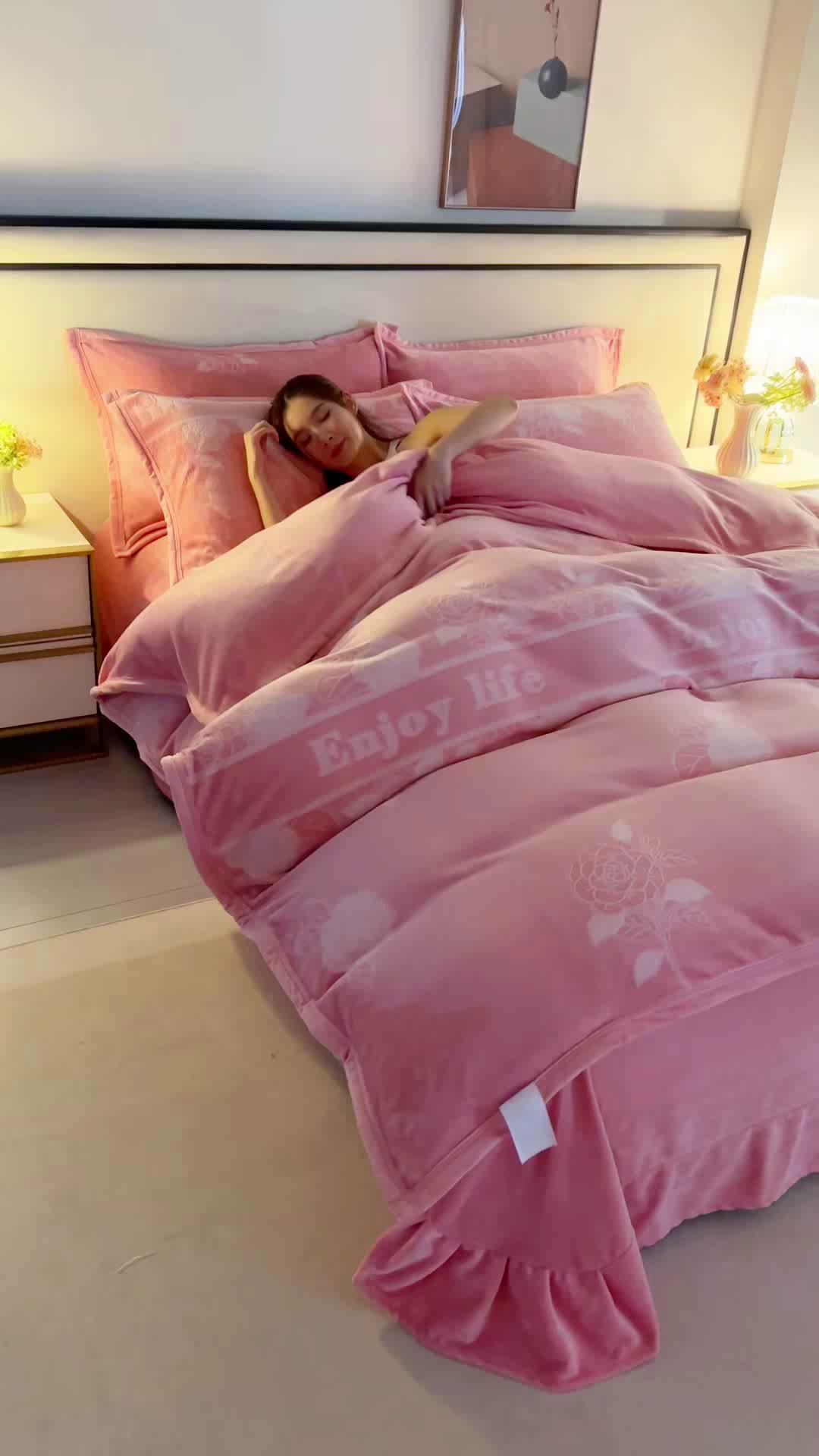 91家纺网 家纺一手货源 找家纺 小叮当家纺仓储工厂店 2025新款高克重8.5斤牛奶绒烂花绒雕花绒四件套 雕花-玫瑰-粉玉