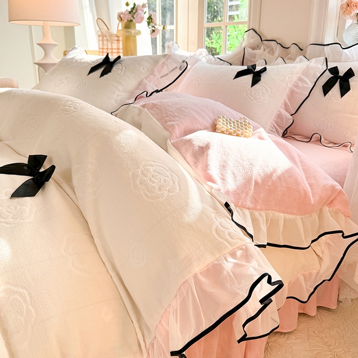 91家纺网 家纺一手货源 找家纺 逸尚阁 2025新款雕花牛奶绒绒梦恋四件套 绒梦恋-白粉色