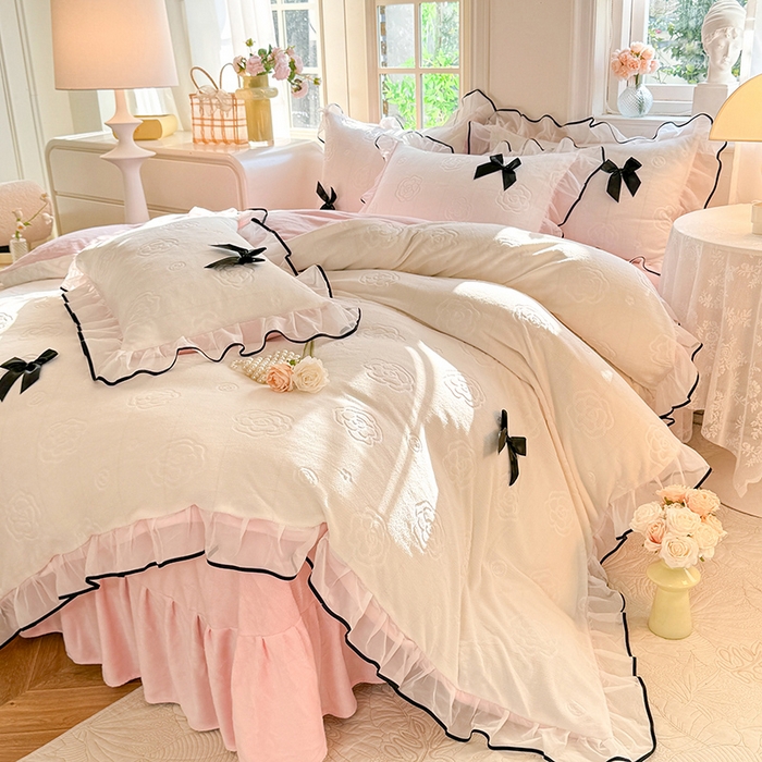 91家纺网 家纺一手货源 找家纺 逸尚阁 2025新款雕花牛奶绒绒梦恋四件套 绒梦恋-白粉色