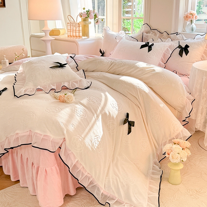 91家纺网 家纺一手货源 找家纺 逸尚阁 2025新款雕花牛奶绒绒梦恋四件套 绒梦恋-白粉色