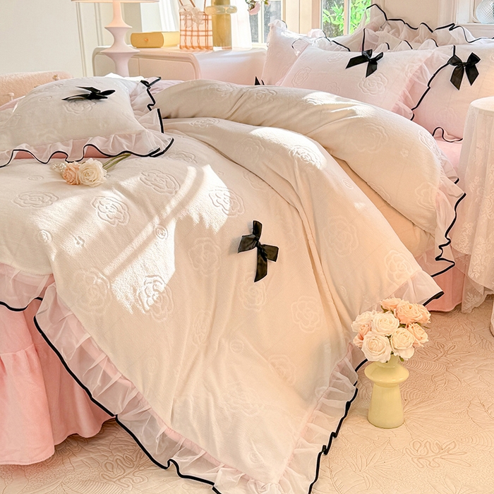 91家纺网 家纺一手货源 找家纺 逸尚阁 2025新款雕花牛奶绒绒梦恋四件套 绒梦恋-白粉色