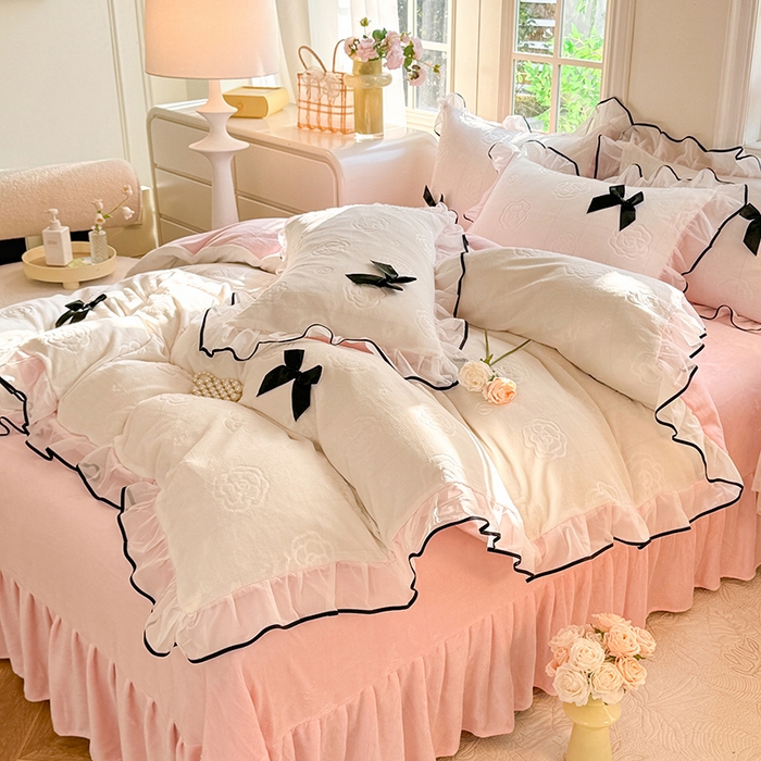 91家纺网 家纺一手货源 找家纺 逸尚阁 2025新款雕花牛奶绒绒梦恋四件套 绒梦恋-白粉色