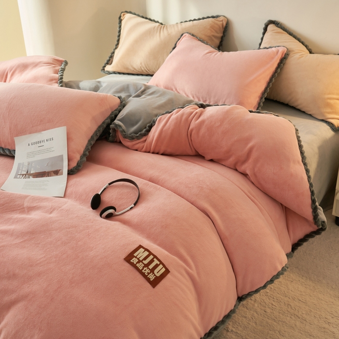 91家纺网 家纺一手货源 找家纺 晨曦家纺 2025新款加厚高克重230克日系简约小包边牛奶绒单被套 简约-豆沙浅灰