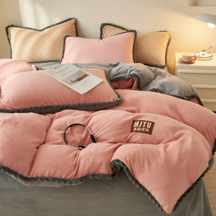 91家纺网 家纺一手货源 找家纺 晨曦家纺 2025新款加厚高克重230克日系简约小包边牛奶绒单被套 简约-豆沙浅灰