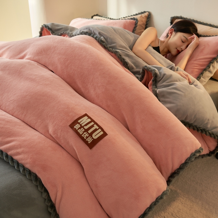 91家纺网 家纺一手货源 找家纺 晨曦家纺 2025新款加厚高克重230克日系简约小包边牛奶绒单被套 简约-豆沙浅灰