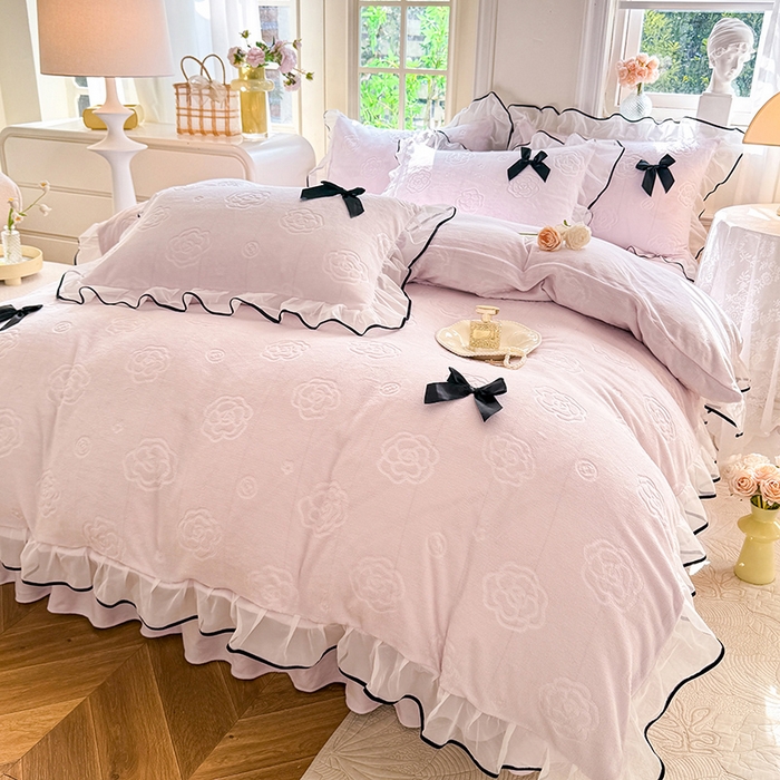 91家纺网 家纺一手货源 找家纺 逸尚阁 2025新款雕花牛奶绒绒梦恋四件套 绒梦恋-梦幻紫