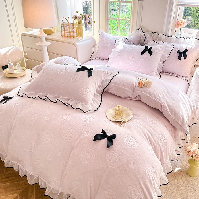 91家纺网 家纺一手货源 找家纺 逸尚阁 2025新款雕花牛奶绒绒梦恋四件套 绒梦恋-梦幻紫