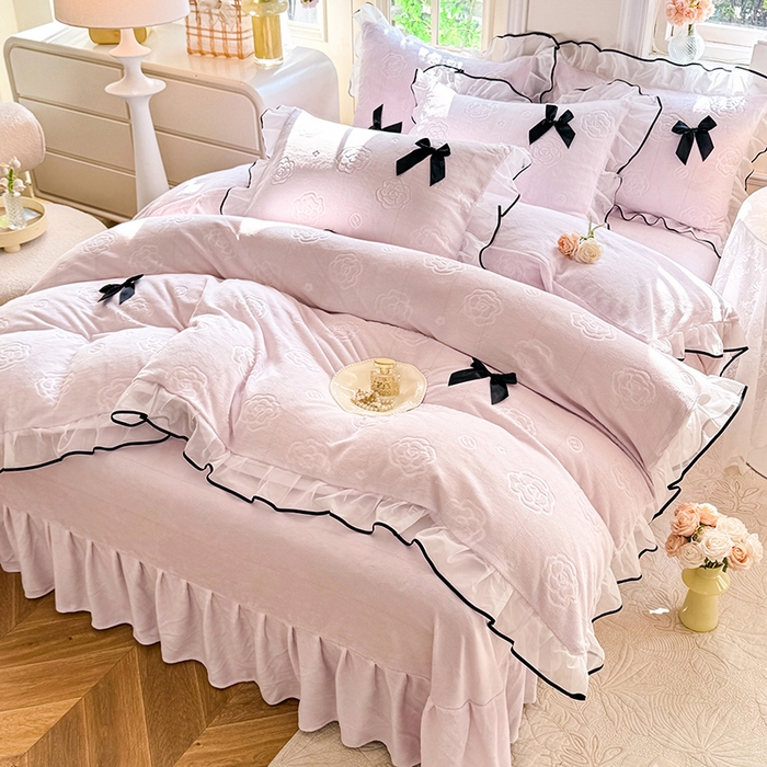 91家纺网 家纺一手货源 找家纺 逸尚阁 2025新款雕花牛奶绒绒梦恋四件套 绒梦恋-梦幻紫