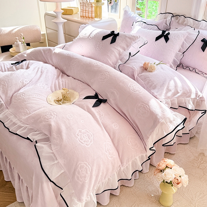 91家纺网 家纺一手货源 找家纺 逸尚阁 2025新款雕花牛奶绒绒梦恋四件套 绒梦恋-梦幻紫