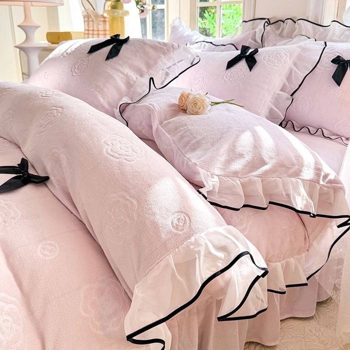 91家纺网 家纺一手货源 找家纺 逸尚阁 2025新款雕花牛奶绒绒梦恋四件套 绒梦恋-梦幻紫