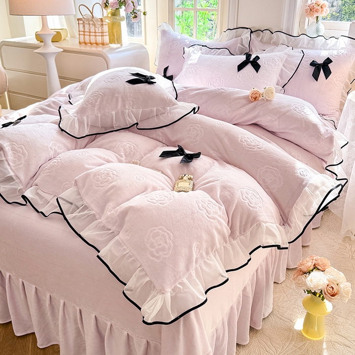 91家纺网 家纺一手货源 找家纺 逸尚阁 2025新款雕花牛奶绒绒梦恋四件套 绒梦恋-梦幻紫