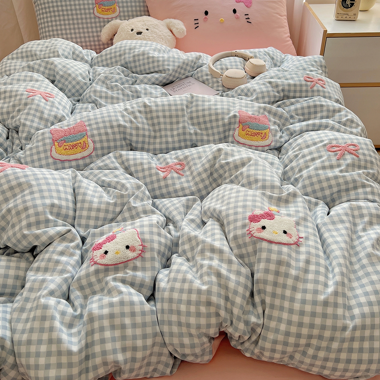 91家纺网 家纺一手货源 找家纺 （总）顾里家纺 2025新款格子奶系蛋糕猫云朵棉毛巾绣套件