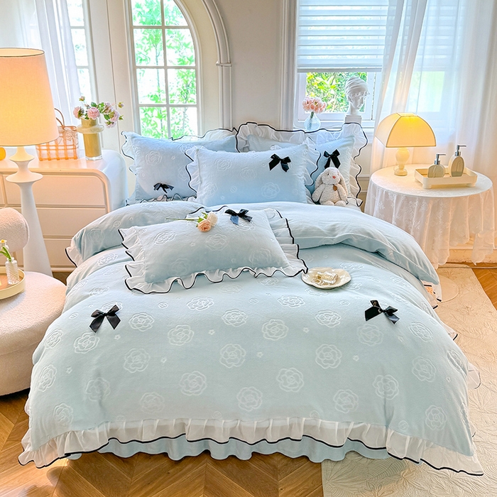 91家纺网 家纺一手货源 找家纺 逸尚阁 2025新款雕花牛奶绒绒梦恋四件套 绒梦恋-奶蓝色