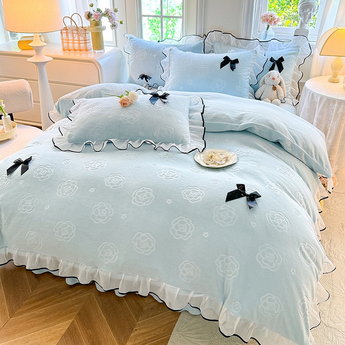 91家纺网 家纺一手货源 找家纺 逸尚阁 2025新款雕花牛奶绒绒梦恋四件套 绒梦恋-奶蓝色