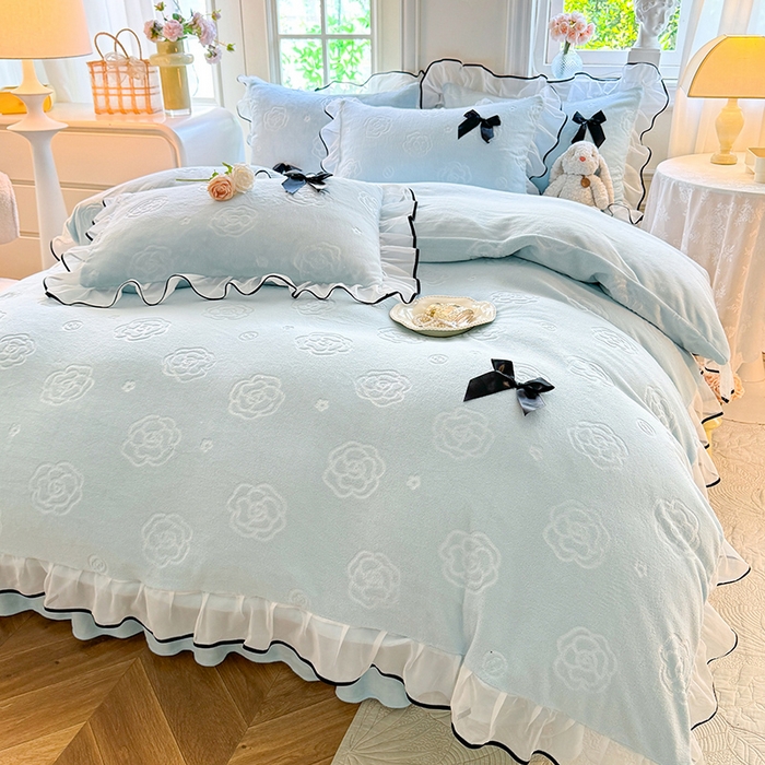 91家纺网 家纺一手货源 找家纺 逸尚阁 2025新款雕花牛奶绒绒梦恋四件套 绒梦恋-奶蓝色