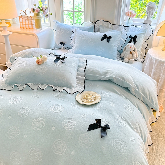 91家纺网 家纺一手货源 找家纺 逸尚阁 2025新款雕花牛奶绒绒梦恋四件套 绒梦恋-奶蓝色
