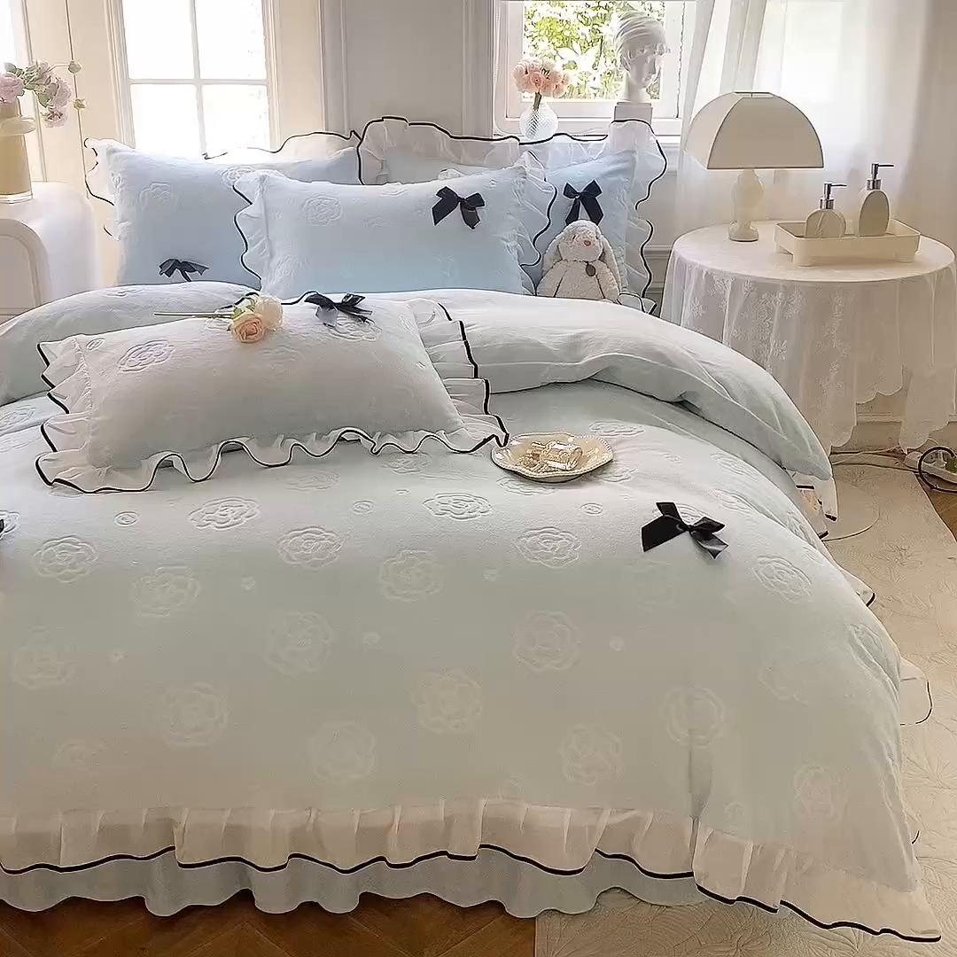 91家纺网 家纺一手货源 找家纺 逸尚阁 2025新款雕花牛奶绒绒梦恋四件套 绒梦恋-奶蓝色