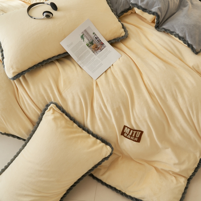 91家纺网 家纺一手货源 找家纺 晨曦家纺 2025新款加厚高克重230克日系简约小包边牛奶绒单被套 简约-奶黄