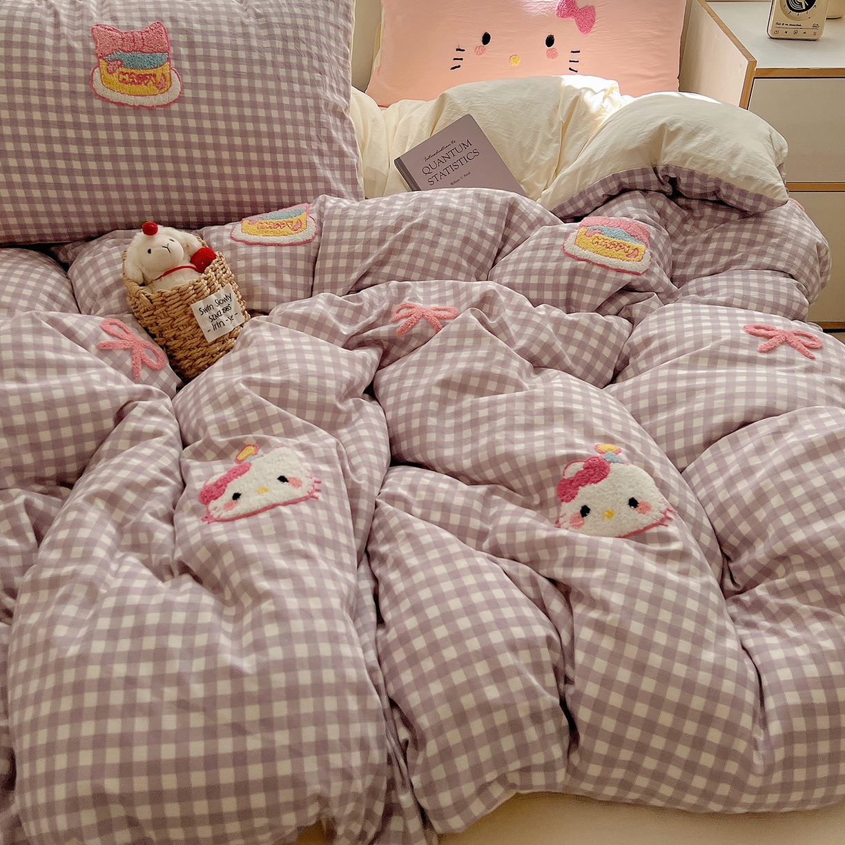 91家纺网 家纺一手货源 找家纺 （总）顾里家纺 2025新款格子奶系蛋糕猫云朵棉毛巾绣套件