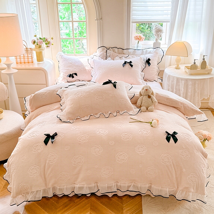 91家纺网 家纺一手货源 找家纺 逸尚阁 2025新款雕花牛奶绒绒梦恋四件套 绒梦恋-奶昔粉