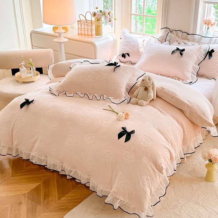 91家纺网 家纺一手货源 找家纺 逸尚阁 2025新款雕花牛奶绒绒梦恋四件套 绒梦恋-奶昔粉