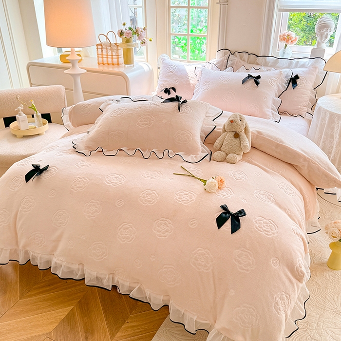 91家纺网 家纺一手货源 找家纺 逸尚阁 2025新款雕花牛奶绒绒梦恋四件套 绒梦恋-奶昔粉