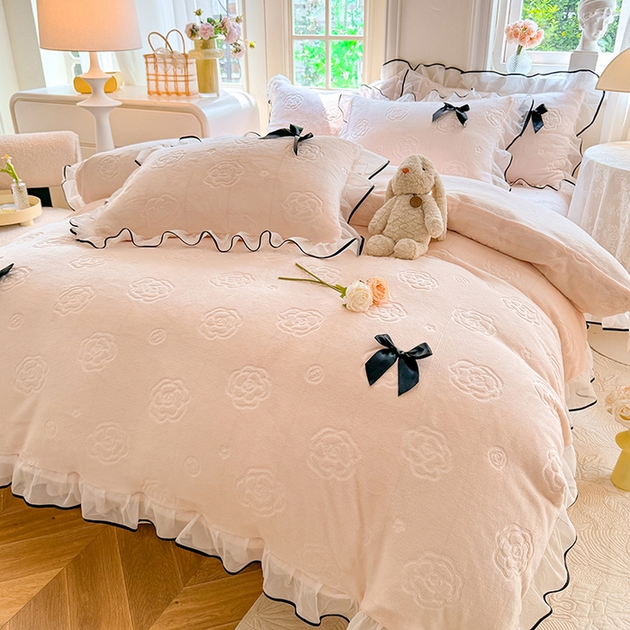 91家纺网 家纺一手货源 找家纺 逸尚阁 2025新款雕花牛奶绒绒梦恋四件套 绒梦恋-奶昔粉