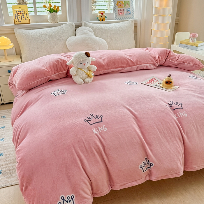 91家纺网 家纺一手货源 找家纺 金盛纺 2025新款高克重牛奶绒印花系列单被套(可定制) 皇室贵冠-粉