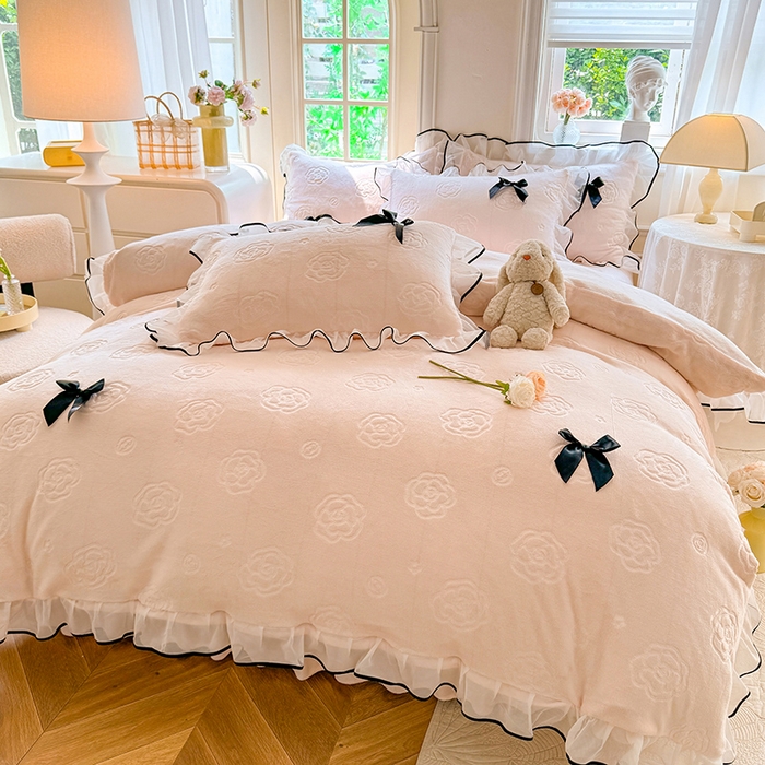 91家纺网 家纺一手货源 找家纺 逸尚阁 2025新款雕花牛奶绒绒梦恋四件套 绒梦恋-奶昔粉