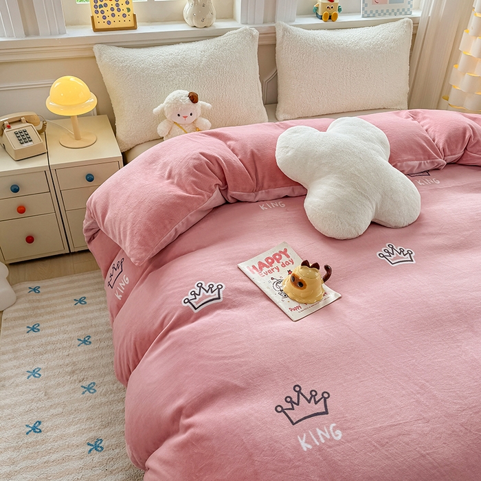 91家纺网 家纺一手货源 找家纺 金盛纺 2025新款高克重牛奶绒印花系列单被套(可定制) 皇室贵冠-粉