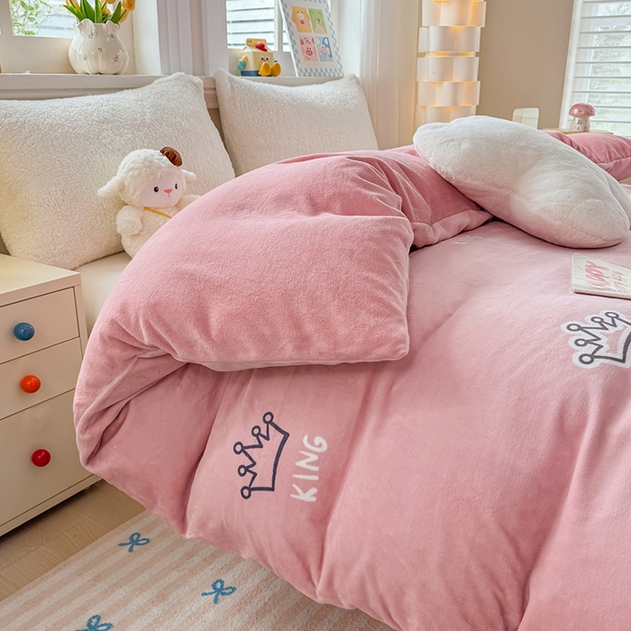 91家纺网 家纺一手货源 找家纺 金盛纺 2025新款高克重牛奶绒印花系列单被套(可定制) 皇室贵冠-粉