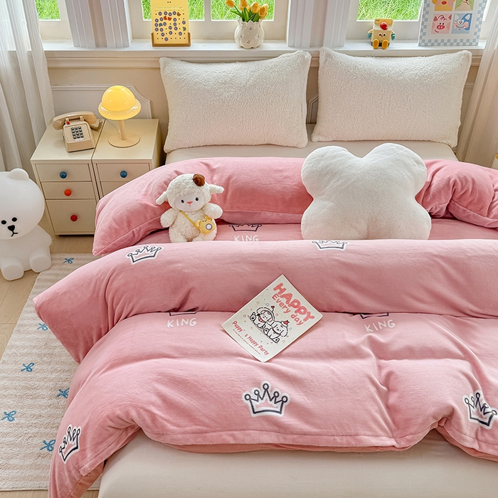 91家纺网 家纺一手货源 找家纺 金盛纺 2025新款高克重牛奶绒印花系列单被套(可定制) 皇室贵冠-粉