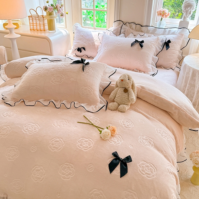 91家纺网 家纺一手货源 找家纺 逸尚阁 2025新款雕花牛奶绒绒梦恋四件套 绒梦恋-奶昔粉