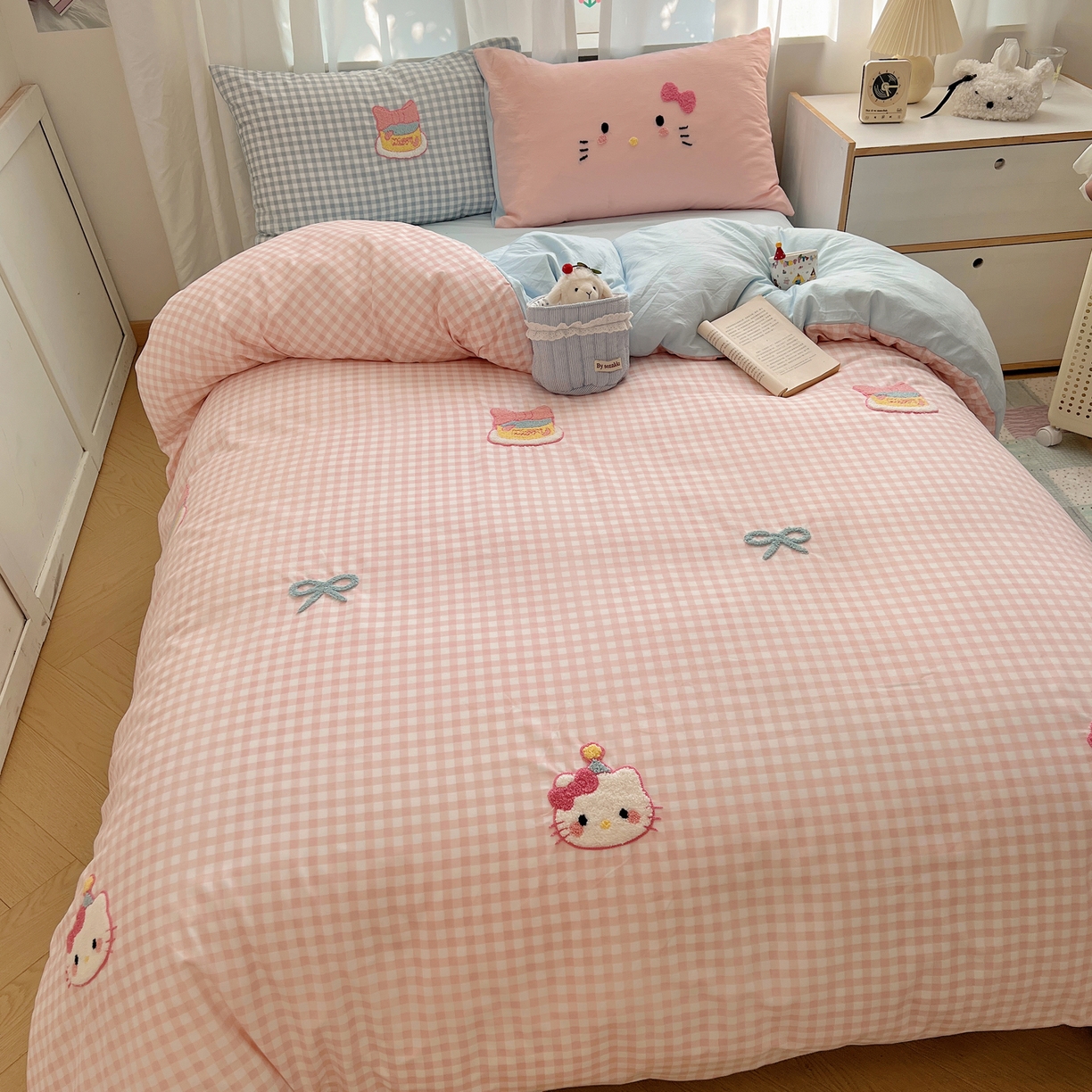 91家纺网 家纺一手货源 找家纺 顾里家纺 2025新款格子奶系蛋糕猫云朵棉毛巾绣套件 粉格蛋糕猫