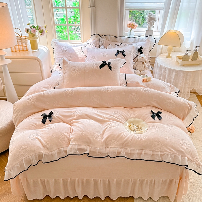 91家纺网 家纺一手货源 找家纺 逸尚阁 2025新款雕花牛奶绒绒梦恋四件套 绒梦恋-奶昔粉