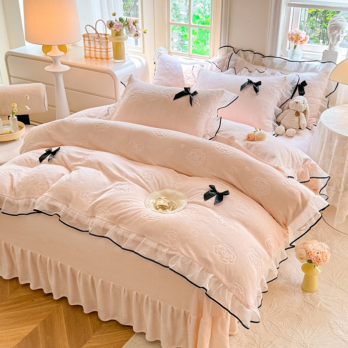 91家纺网 家纺一手货源 找家纺 逸尚阁 2025新款雕花牛奶绒绒梦恋四件套 绒梦恋-奶昔粉