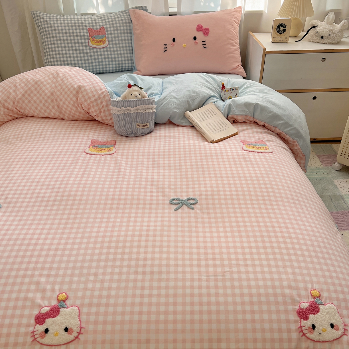 91家纺网 家纺一手货源 找家纺 顾里家纺 2025新款格子奶系蛋糕猫云朵棉毛巾绣套件 粉格蛋糕猫