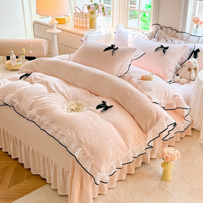 91家纺网 家纺一手货源 找家纺 逸尚阁 2025新款雕花牛奶绒绒梦恋四件套 绒梦恋-奶昔粉