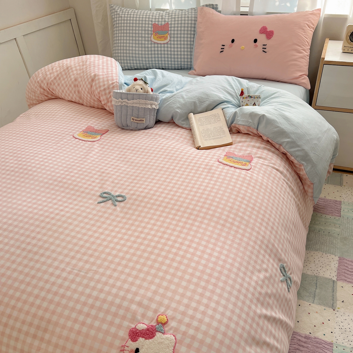 91家纺网 家纺一手货源 找家纺 顾里家纺 2025新款格子奶系蛋糕猫云朵棉毛巾绣套件 粉格蛋糕猫