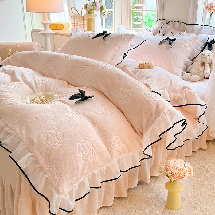 91家纺网 家纺一手货源 找家纺 逸尚阁 2025新款雕花牛奶绒绒梦恋四件套 绒梦恋-奶昔粉