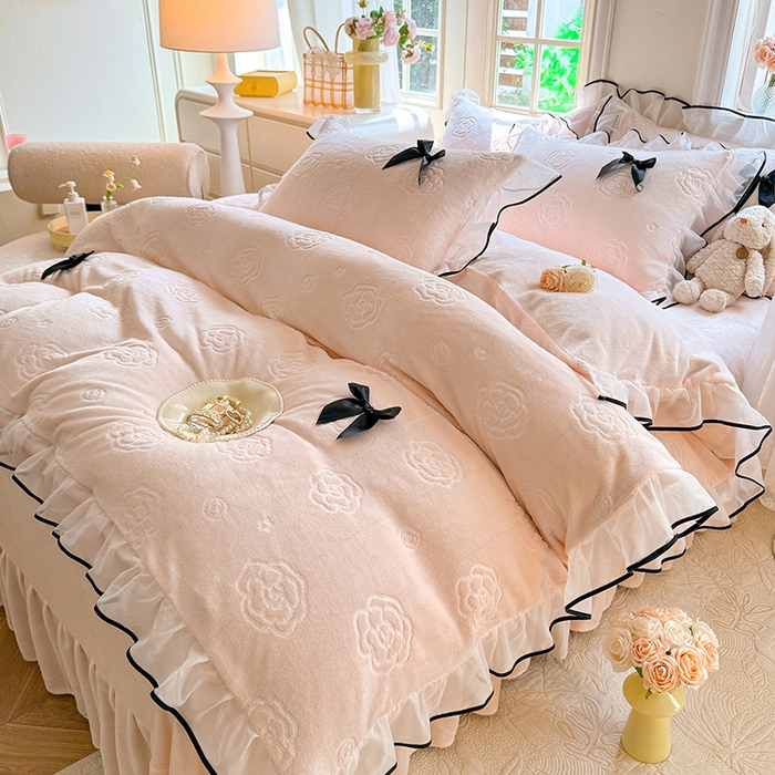 91家纺网 家纺一手货源 找家纺 逸尚阁 2025新款雕花牛奶绒绒梦恋四件套 绒梦恋-奶昔粉