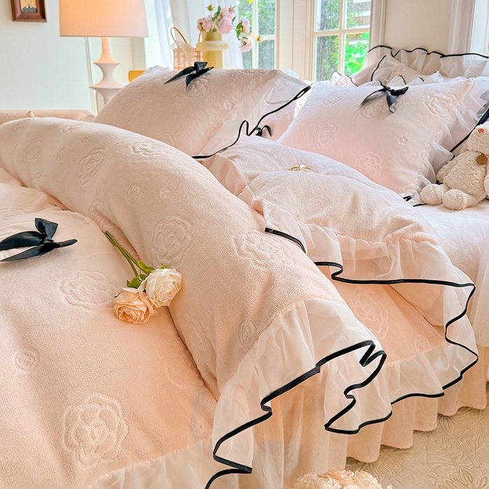 91家纺网 家纺一手货源 找家纺 逸尚阁 2025新款雕花牛奶绒绒梦恋四件套 绒梦恋-奶昔粉